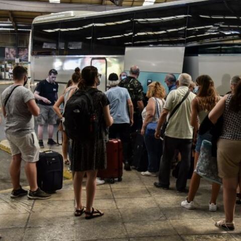 Η αυξημένη επιβατική κίνηση ανησυχεί τους ειδικούς για την πορεία της πανδημίας 