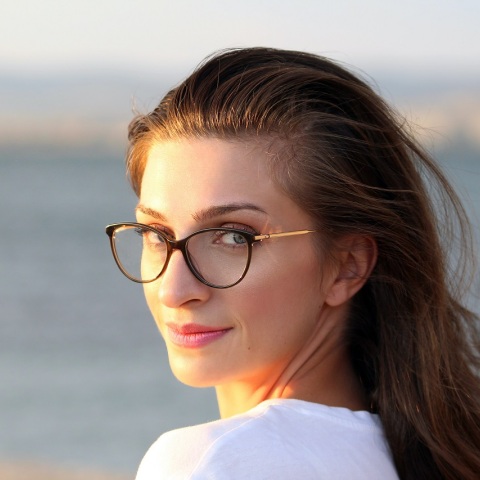 Κοπέλα με γυαλιά οράσεως