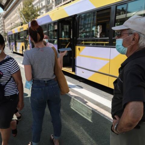 Άνθρωποι με μάσκα στην Αττική