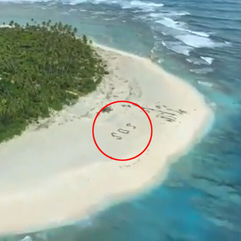 Ναυαγοί στον Ειρηνικό έγραψαν SOS στην άμμο