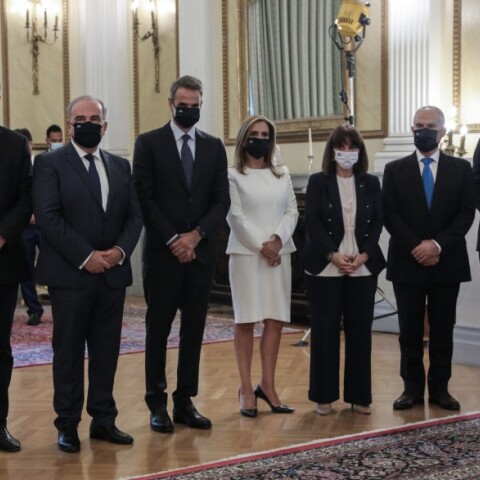 Μητσοτάκης: Δώρο μάσκα με το εθνόσημο στα νέα μέλη της κυβέρνησης