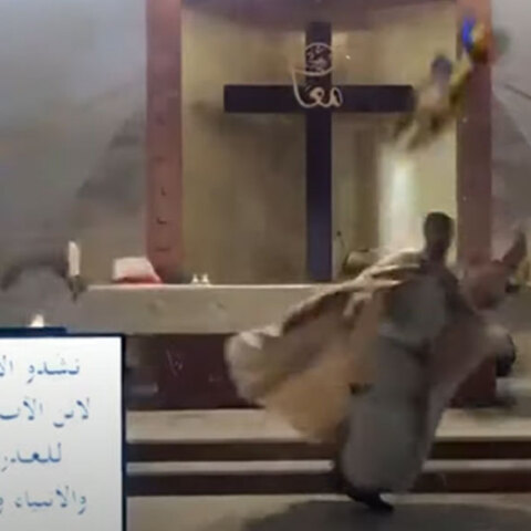 Ιερέας σε εκκλησία στη Βηρυτό διακόπτει τη λειτουργία και τρέχει να σωθεί μετά την ισχυρή έκρηξη