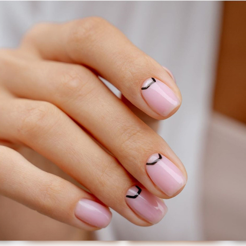 Νύχια με μανικιούρ γεωμετρικά σχέδια