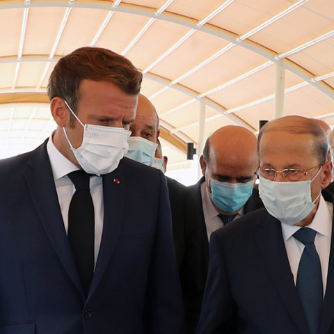Ο Εμανουέλ Μακρόν στη Βηρυτό με τον πρόεδρο του Λιβάνου, Μισέλ Αούν