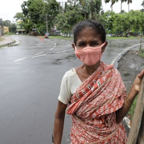 Άνθρωπος με μάσκα στην Ινδία 