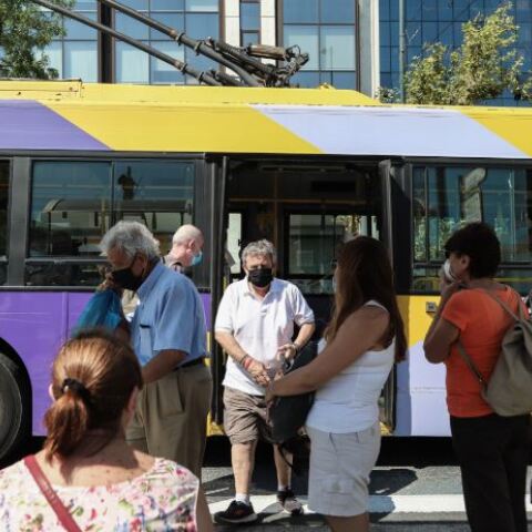 Άνθρωποι με μάσκα στην Αττική