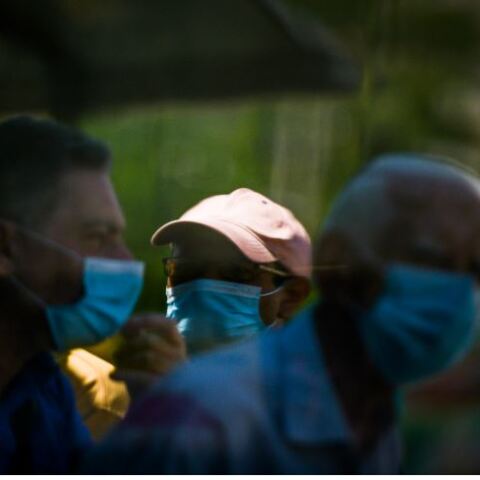 Άνθρωποι με μάσκα στην Αττική