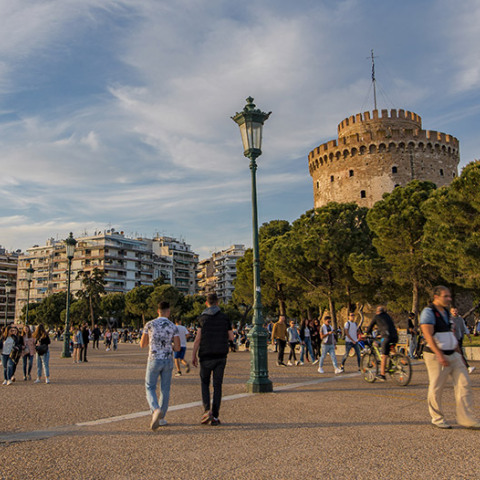ΚΟΣΜΟΣ ΚΑΝΕΙ ΒΟΛΤΑ ΣΤΗΝ ΠΑΡΑΛΙΑ ΤΗΣ ΘΕΣΣΑΛΟΝΙΚΗΣ