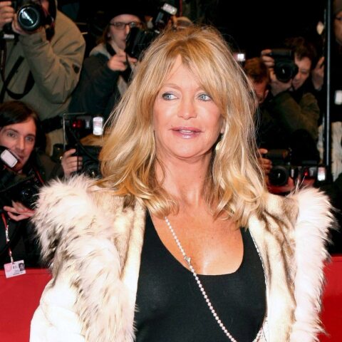 Γκόλντι Χον: Πλένει πιάτα και χορεύει