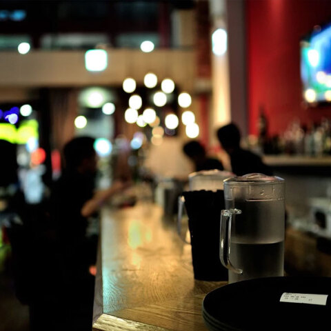 Έκτακτα περιοριστικά μέτρα για τον κορωνοϊό: Τι αλλάζει με το ωράριο λειτουργίας σε μπαρ, εστιατόρια και νυχτερινά κέντρα - Σε ποιες περιοχές