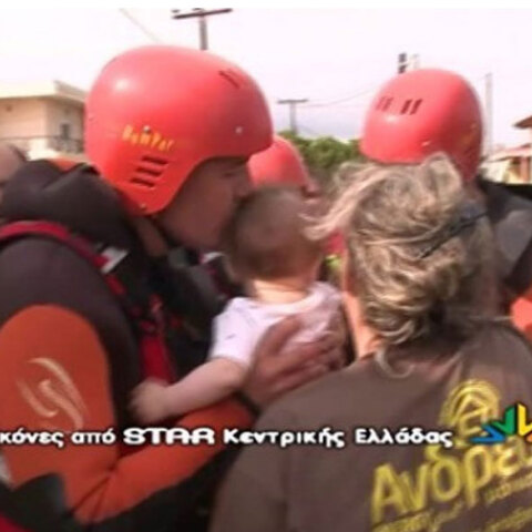 Πλημμύρες στην Εύβοια: Συγκίνησε ο πυροσβέστης της ΕΜΑΚ που έσωσε μωρό και το φίλησε πριν το παραδώσει στους δικούς του: «Αυτό που ζήσαμε ήταν τραγικό»