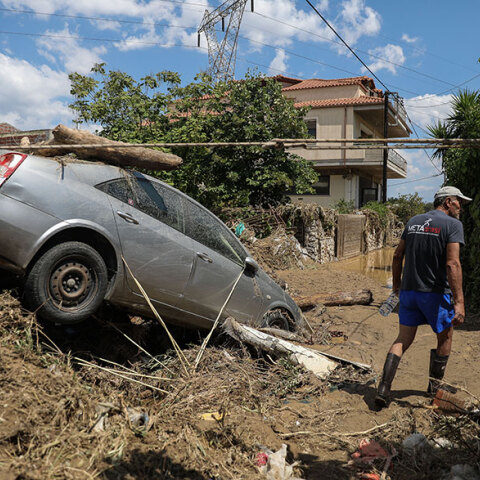 Πλημμύρες από τη φονική κακοκαιρία στην Εύβοια: Οι κάτοικοι στον οικισμό Μπούρτζι μετρούν τις πληγές τους μετά τα ακραία καιρικά φαινόμενα