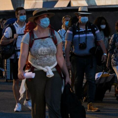 Άνθρωποι με μάσκα στο λιμάνι του Πειραιά 