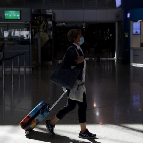 Άνθρωπος με μάσκα στο αεροδρόμιο