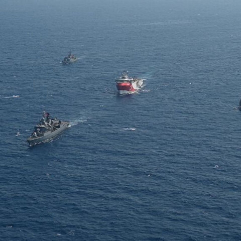 Τουρκικά πολεμικά πλοία συνοδεύουν το Oruc Reis