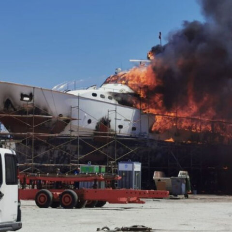 Στις φλόγες θαλαμηγός στη Σύρο