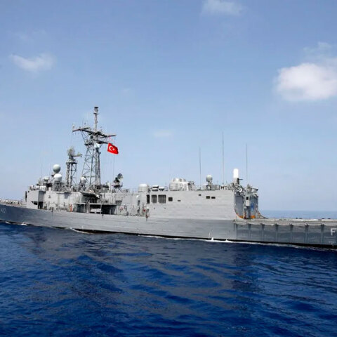 Η Τουρκία έστειλε νότια από το Καστελόριζο το Oruc Reis, συνοδεία πολεμικών πλοίων