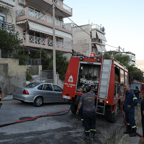 Φωτιά στη Νίκαια: Λαχτάρησαν οι κάτοικοι στους πρόποδες του βουνού