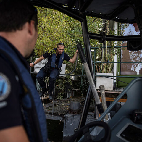 Τρεις αστυνομικοί τραυματίστηκαν όταν δέχτηκαν επίθεση από άνδρα με σιδηρολοστό