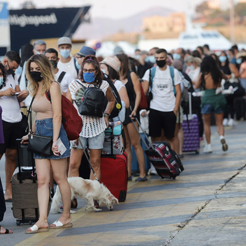 ΠΕΙΡΑΙΑΣ ΑΝΑΧΩΡΟΥΝ ΟΙ ΑΔΕΙΟΥΧΟΙ ΤΟΥ ΔΕΚΑΠΕΝΤΑΥΓΟΥΣΤΟΥ