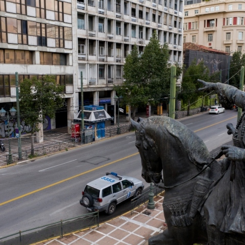 Το άγαλμα του Θεόδωρου Κολοκοτρώνη έξω από την Παλιά Βουλή στη Σταδίου