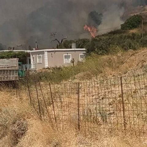 Φωτιά στα Χανιά (περιοχή Μουστάκο): Οι φλόγες έφθασαν δίπλα σε σπίτια