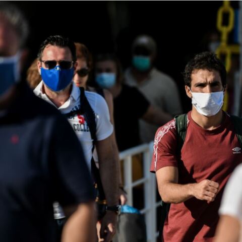 Άνθρωποι με μάσκα στην Αττική