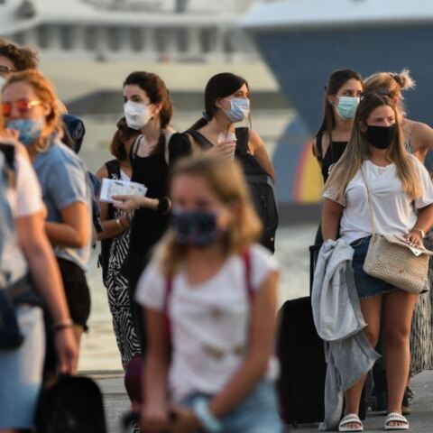 Άνθρωποι με μάσκα στο λιμάνι του Πειραιά 