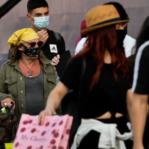 Άνθρωποι με μάσκα στην Αττική