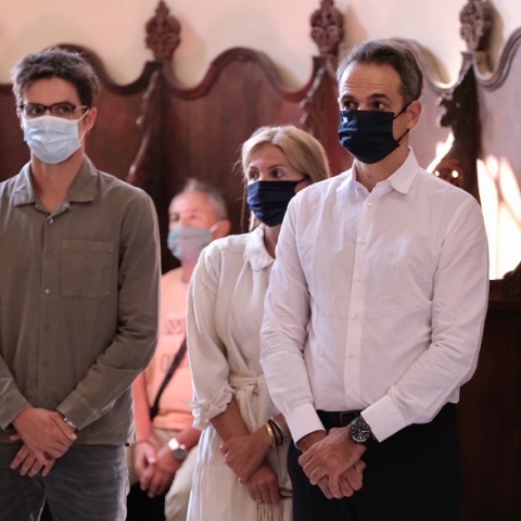 Ο Κυριάκος Μητσοτάκης με την οικογένειά του στην εκκλησία