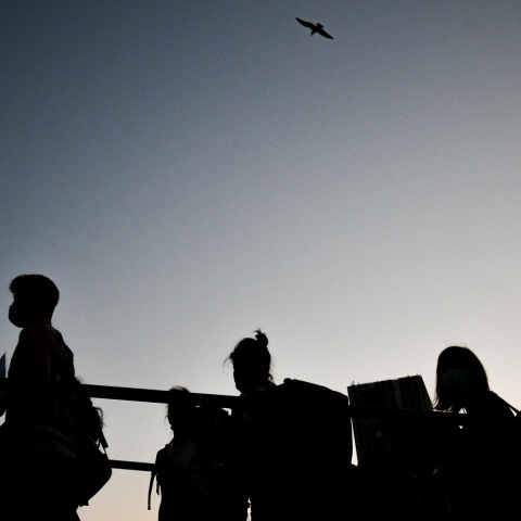 ΠΕΙΡΑΙΑΣ ΛΙΜΑΝΙ ΕΞΟΔΟΣ ΑΥΓΟΥΣΤΟΣ ΑΔΕΙΟΥΧΟΙ ΑΔΕΙΑ ΤΟΥΡΙΣΤΑΣ ΤΟΥΡΙΣΤΕΣ ΚΑΡΑΒΙ ΟΧΗΜΑΤΑΓΩΓΟ ΦΕΡΙ ΜΠΟΤ ΜΑΣΚΑ ΜΕΤΡΑ ΑΣΦΑΛΕΙΑ