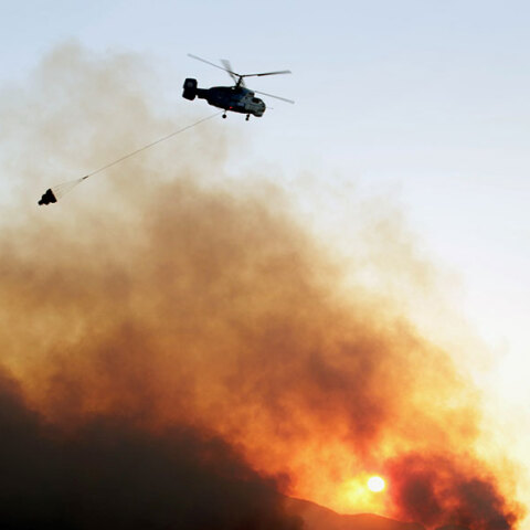 Ελικόπτερο της Πυροσβεστικής Υπηρεσίας επιχειρεί σε δασική πυρκαγιά