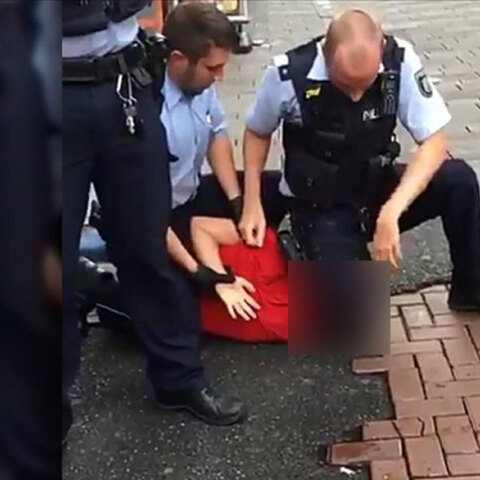 Αστυνομικός στη Γερμανία βάζει το γόνατο στον λαιμό ανηλίκου - Η βίαιη προσαγωγή που προκάλεσε κατακραυγή