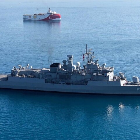 Το Oruc Reis συνοδευόμενο από τουρκική φρεγάτα