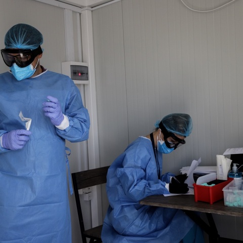 Ελέγχοι απο το μεικτό κλιμάκιο της Περιφέρειας Αττικής και του ΙΣΑ σε ταξιδιώτες που επιστρέφουν στο λιμάνι του Πειραιά 