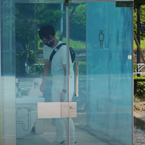 Διαφανείς δημόσιες τουαλέτες σε πάρκα στο Τόκιο - Το «έξυπνο» γυαλί που σβήνει μονομιάς την αρχική αμηχανία μετά την είσοδο