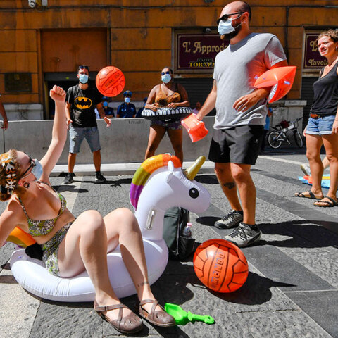 Στην Ιταλία ο μέσος όρος των νέων κρουσμάτων την τελευταία εβδομάδα έπεσε στα 35 έτη