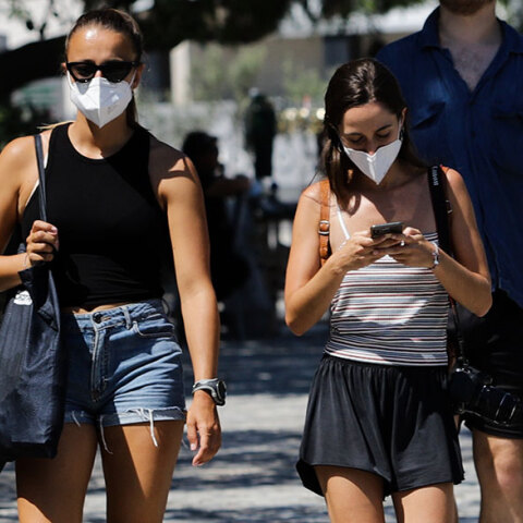 Κορωνοϊός στην Ελλάδα: Η επιτροπή λοιμωξιολόγων του Υπουργείου Υγείας εξετάζει νέα μέτρα μετά τα 269 κρούσματα