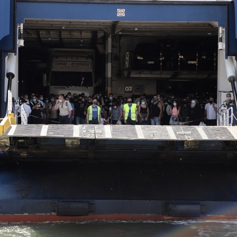 Πλοίο φτάνει στον Πειραιά