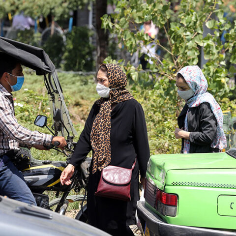 Κορωνοϊός στο Ιράν: Με προστατευτική μάσκα κυκλοφορούν οι πολίτες στην Τεχεράνη