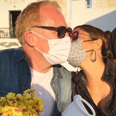 Η Σάλμα Χάγιεκ κάνει διακοπές στην Πάρο με τον σύζυγό της