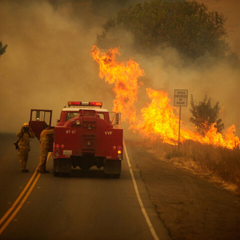 Πυρκαγιές που ξεκίνησαν από κεραυνούς, καίνε ανεξέλεγκτες στην Καλιφόρνια