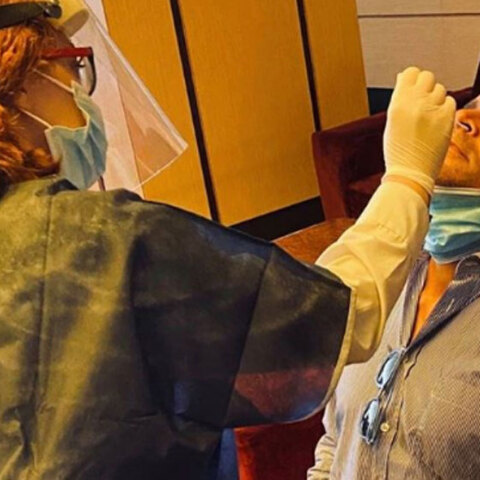 O Κωνσταντίνος Μαρκουλάκης πριν τις πρόβες κάνει μοριακό τεστ για τον κορωνοϊό