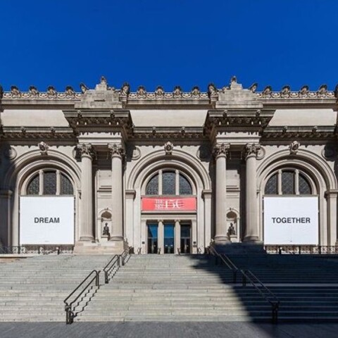 Τα πανό της Γιόκο Όνο στην είσοδο του Met της Νέας Υόρκης