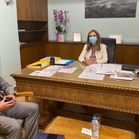 Η υφυπουργός Υγείας Ζωή Ράπτη με τον πρόεδρο του ΚΕΘΕΑ Χρήστο Λιάπη