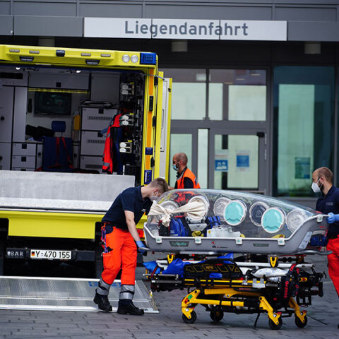 Με ειδικά διαμορφωμένη κάψουλα μεταφέρθηκε σε νοσοκομείο στο Βερολίνο ο Αλεξέι Ναβάλνι