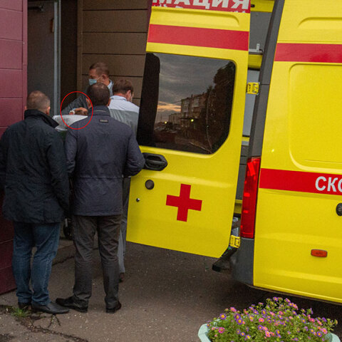 Ο Αλεξέι Ναβάλνι μεταφέρεται σε κώμα με ασθενοφόρο στο ειδικά διαμορφωμένο αεροσκάφος στην πόλη Ομσκ που θα τον πάει για νοσηλεία σε νοσοκομείο στη Γερμανία