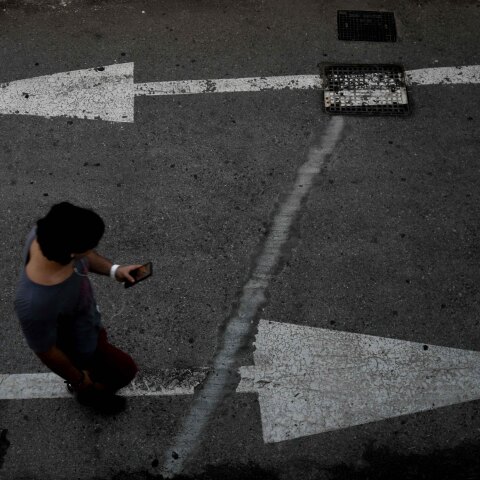 Νεαρός διασχίζει το Πασαλιμάνι του Πειραιά 