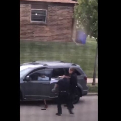 Αστυνομικοί πυροβολούν πισώπλατα μαύρο άνδρα