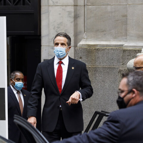 Ο κυβερνήτης της Νέας Υόρκης, Άντριου Κουόμο, γράφει βιβλίο για την πανδημία με τίτλο «American Crisis»